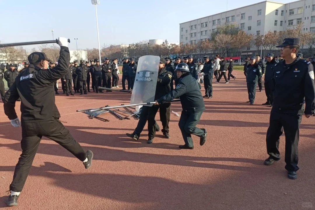 银川科技学院携西夏特警开展安保器材使用