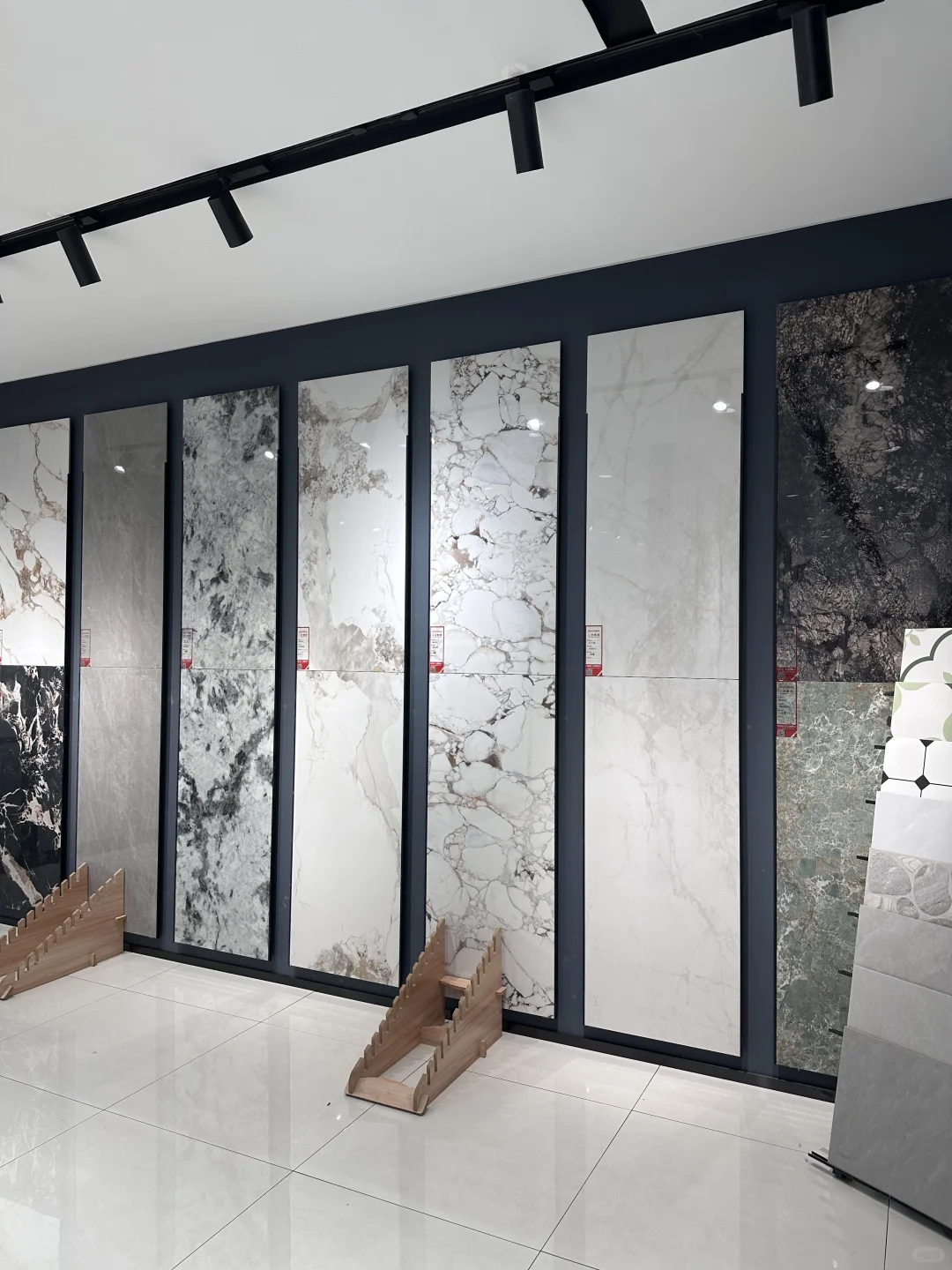 哇 在东营发现一家瓷砖批发仓库