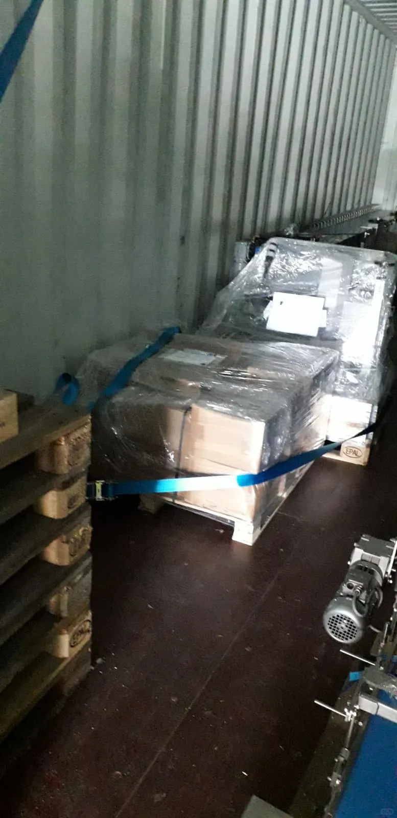 荷兰进口温室设备卸车