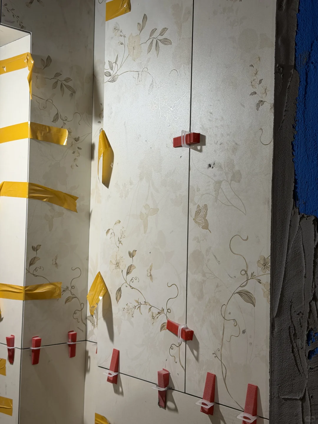 这组「复古花砖+柔纹墙砖」把氛围感焊在墙上