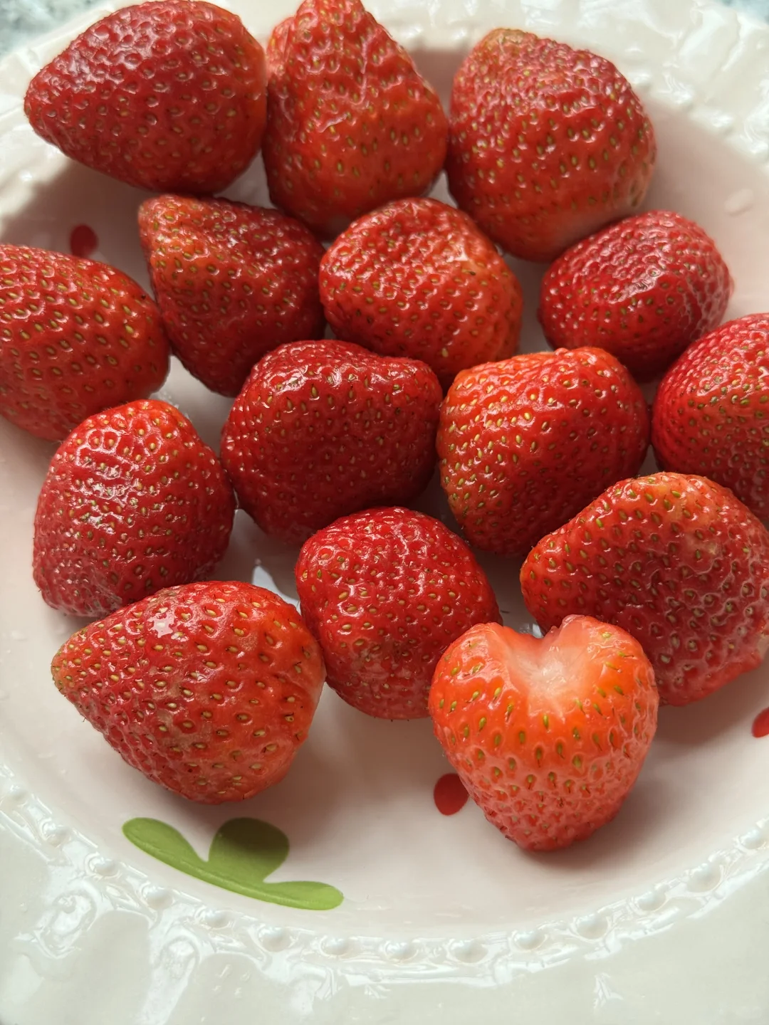 是谁入冬第一颗草莓已经炫上了?