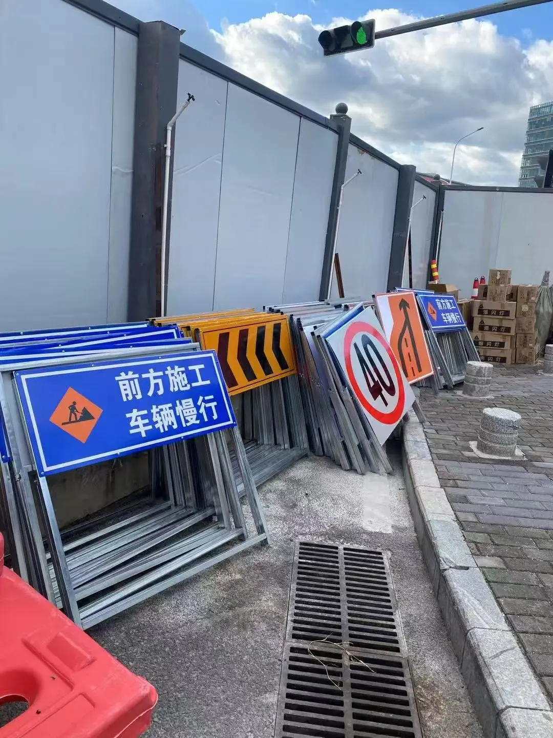 水马、路锥、爆闪灯、施工牌