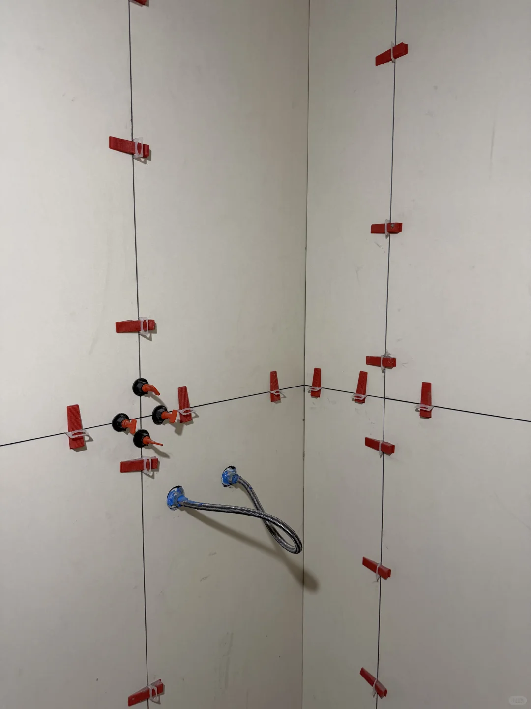 这组「复古花砖+柔纹墙砖」把氛围感焊在墙上