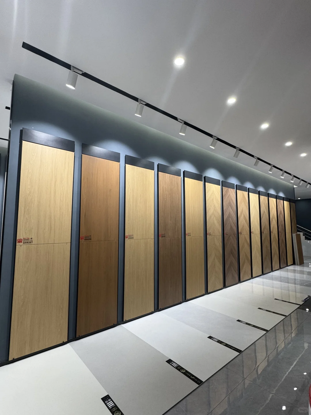 95后夫妻在晋江磁灶卖砖