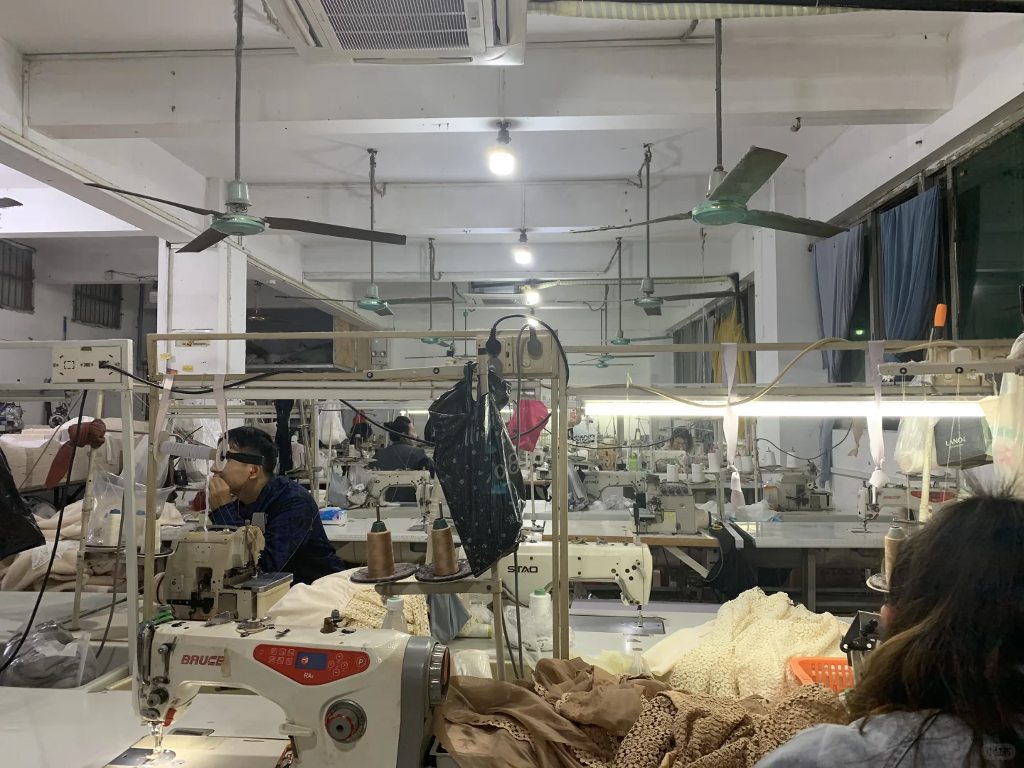 爸妈说今年服装厂不好做，养活自己都有问题