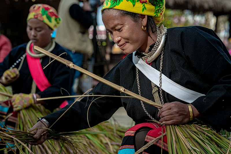 56个民族之佤族——齐心协力盖大房