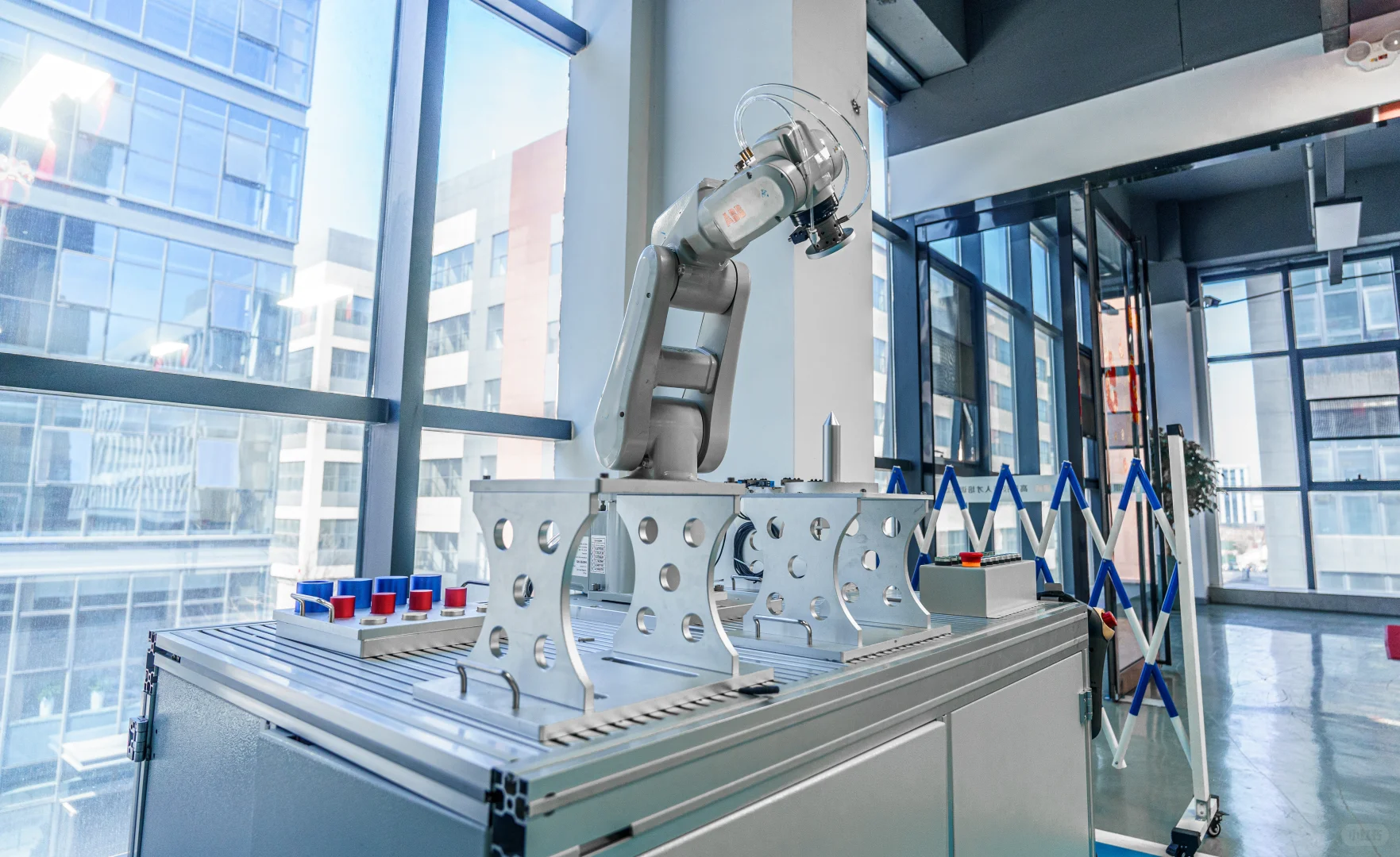 求三个工业机器人的徒弟，月一万二三