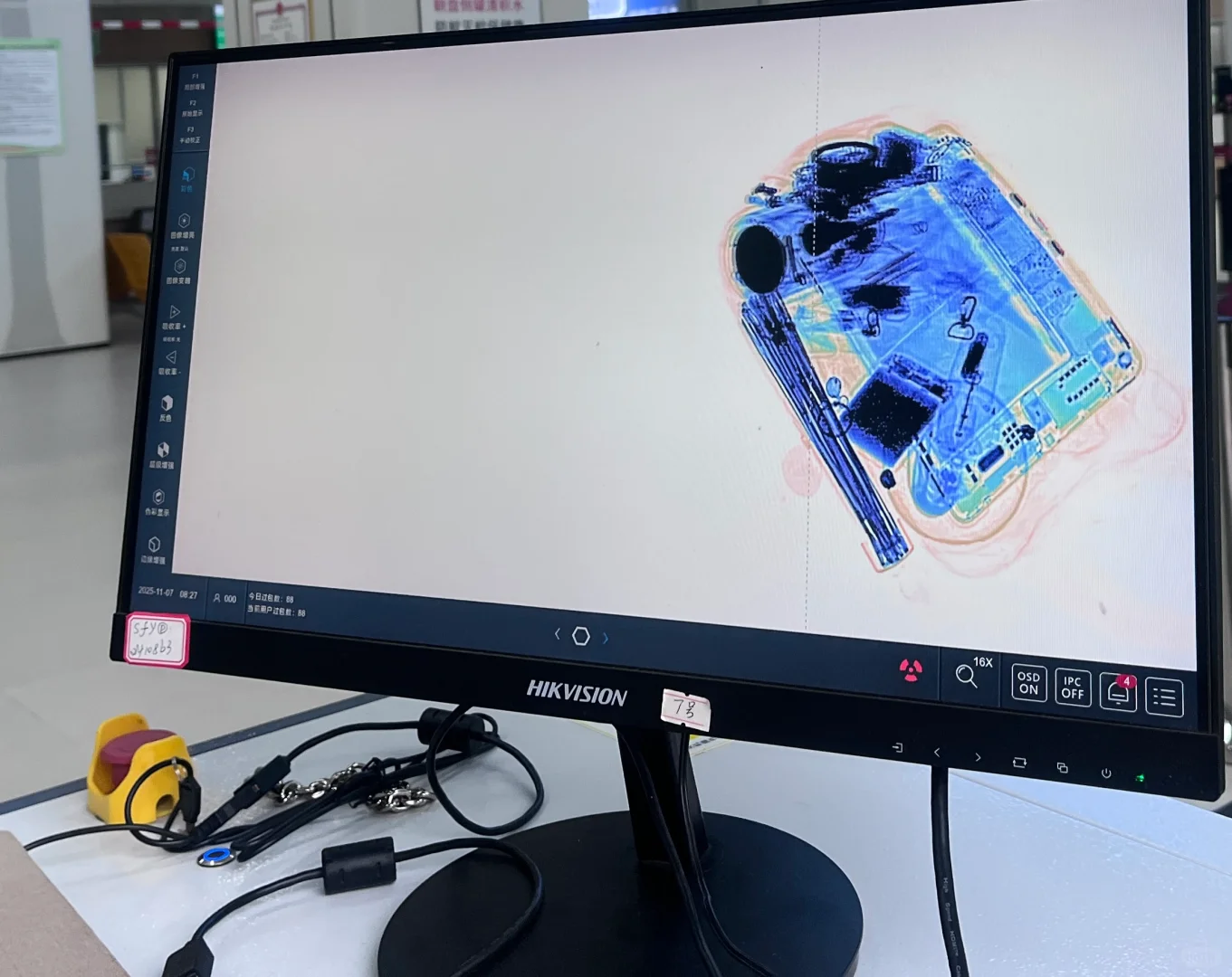 替大家看了支架和相机镜头过安检机的样子