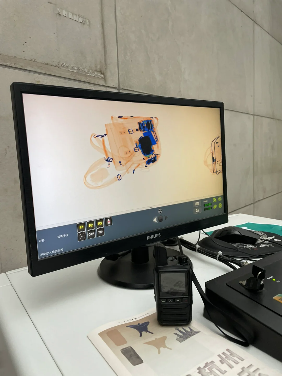 安检仪下的相机跟镜头