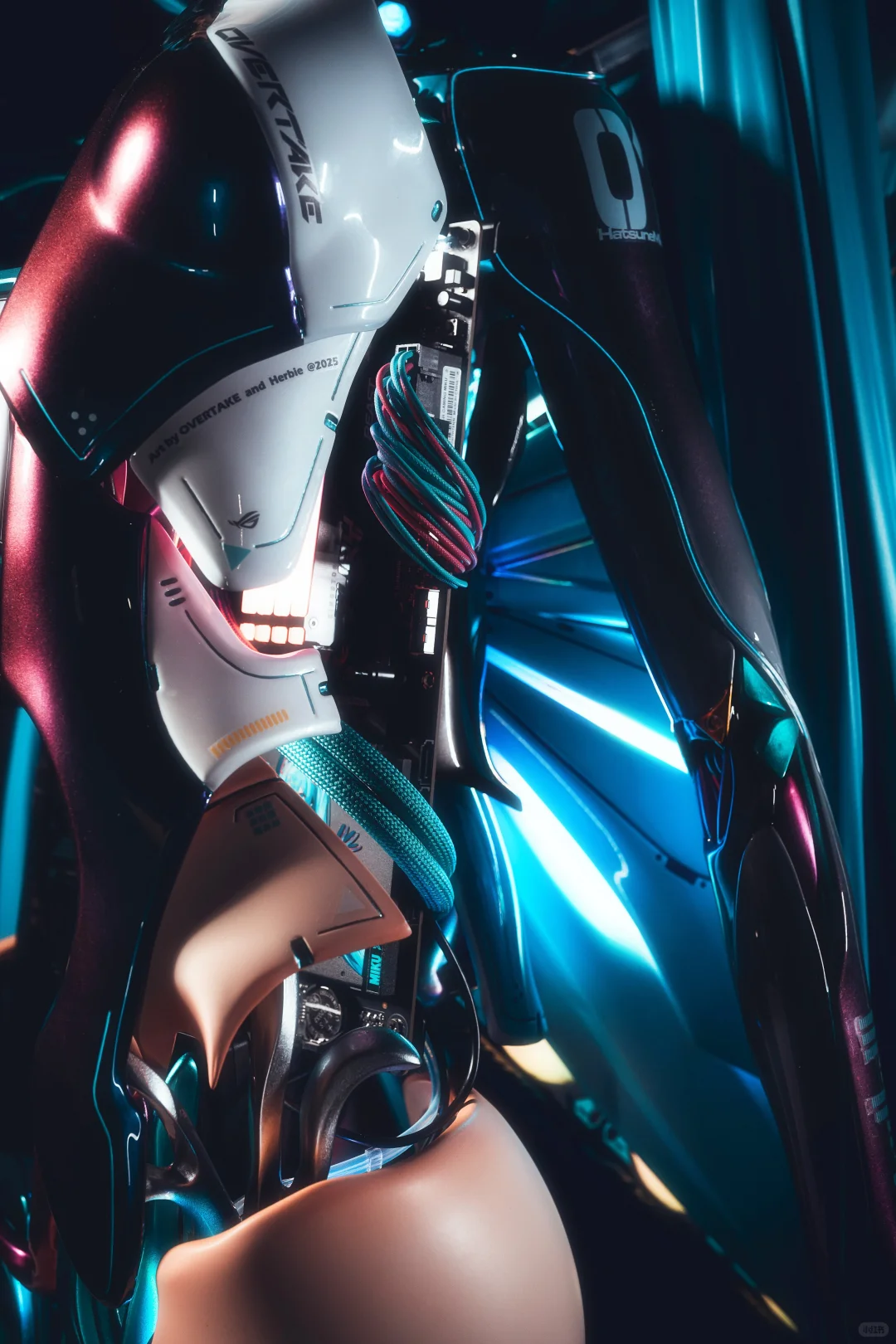 全球首台初音未来人形1:1造型电竞主机