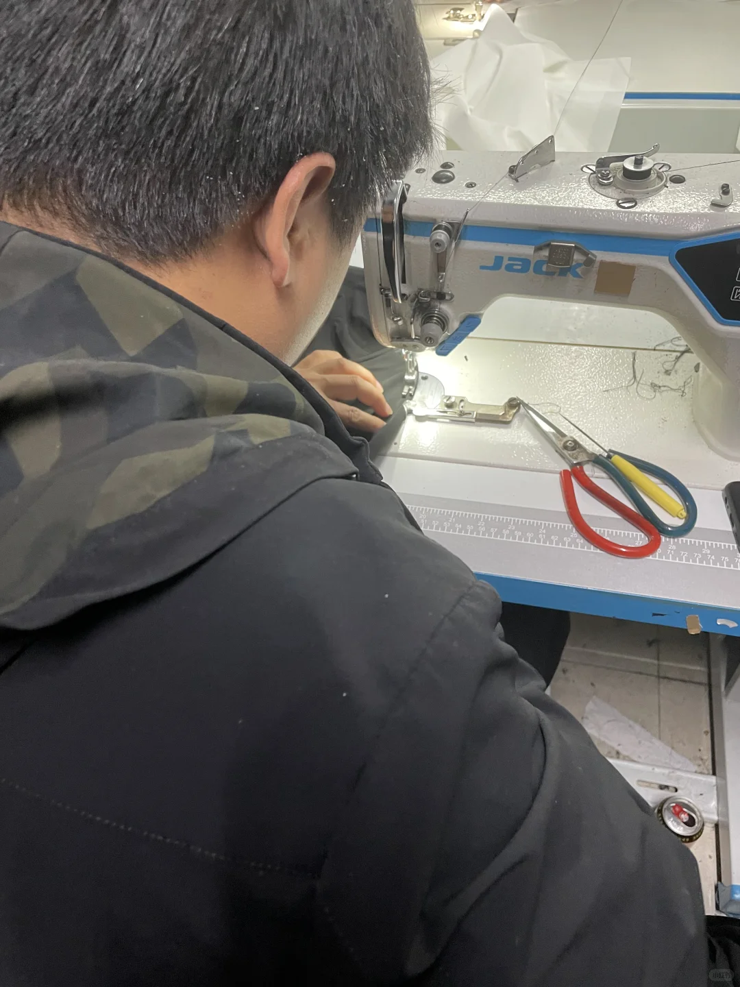 ??服装品牌开发产品找服装源头工厂!