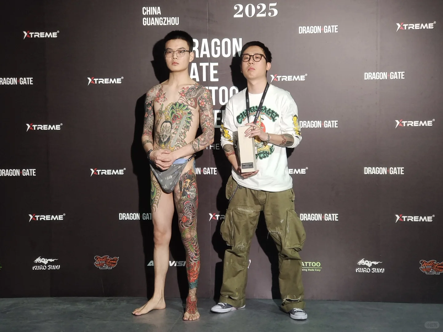 一个可以随地大小脱、对着人体大胆拍的展