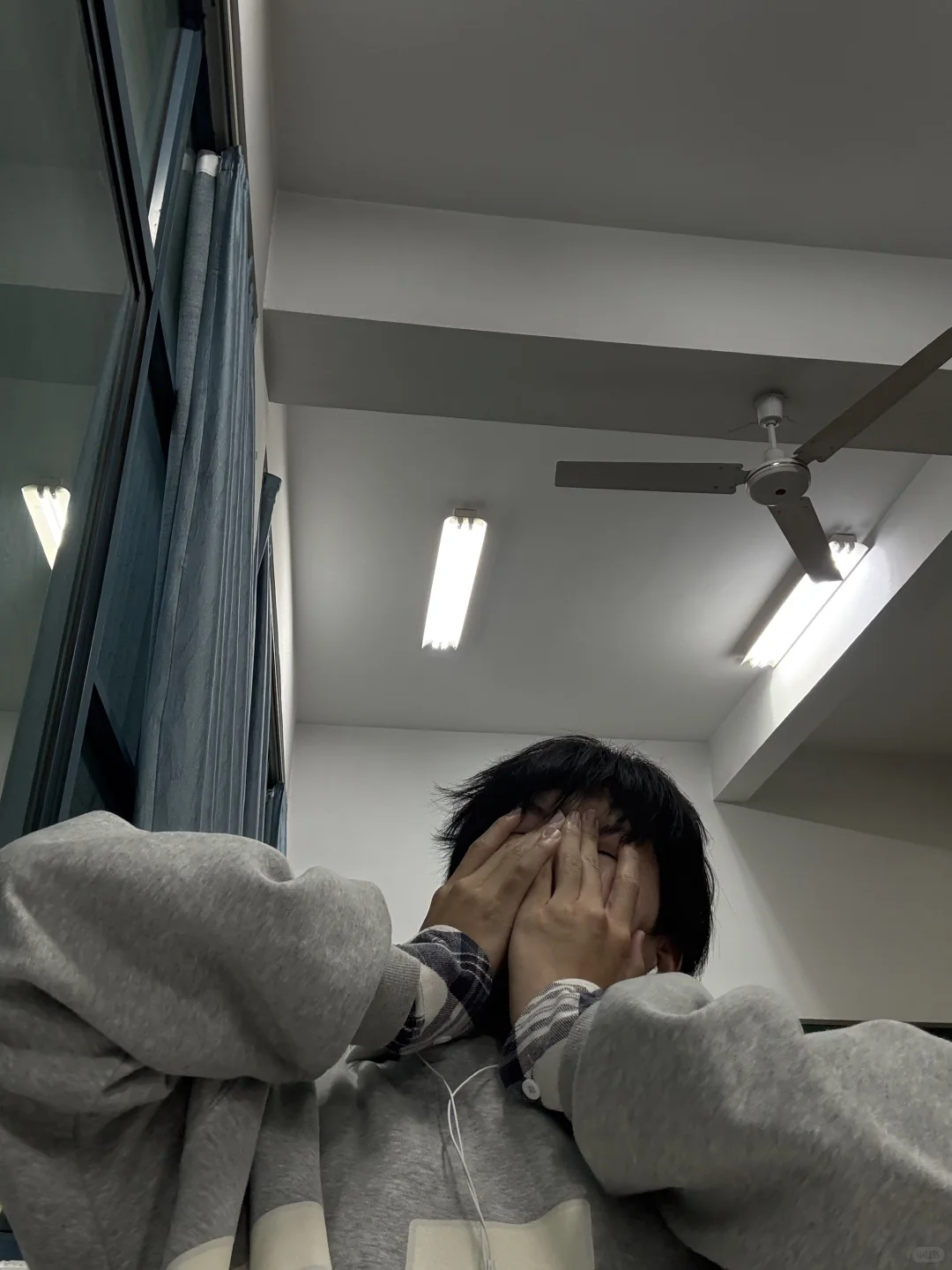 ?｜一个在图书馆悄悄落泪?的男大学生