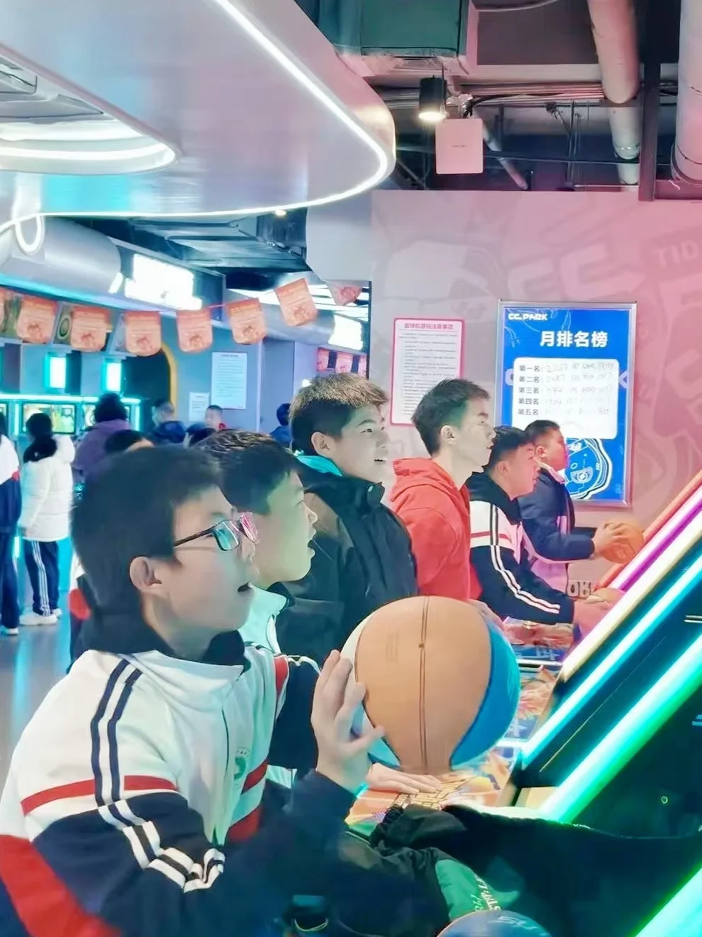 把课堂搬进潮玩乐园?这所学校太会了