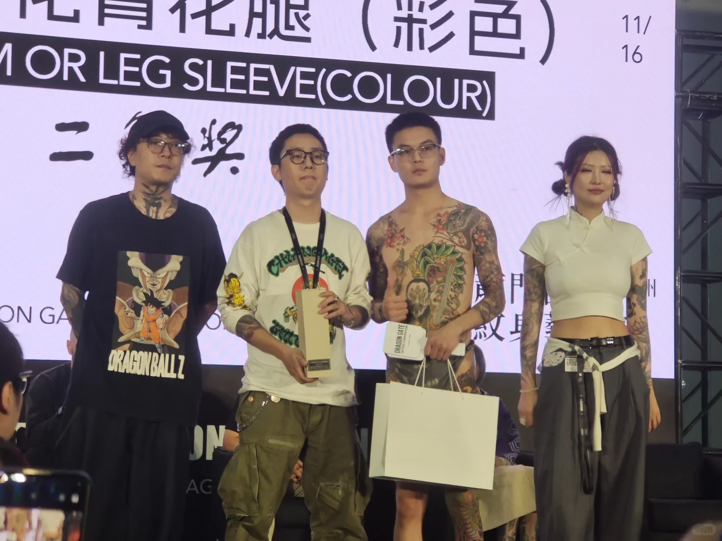 一个可以随地大小脱、对着人体大胆拍的展