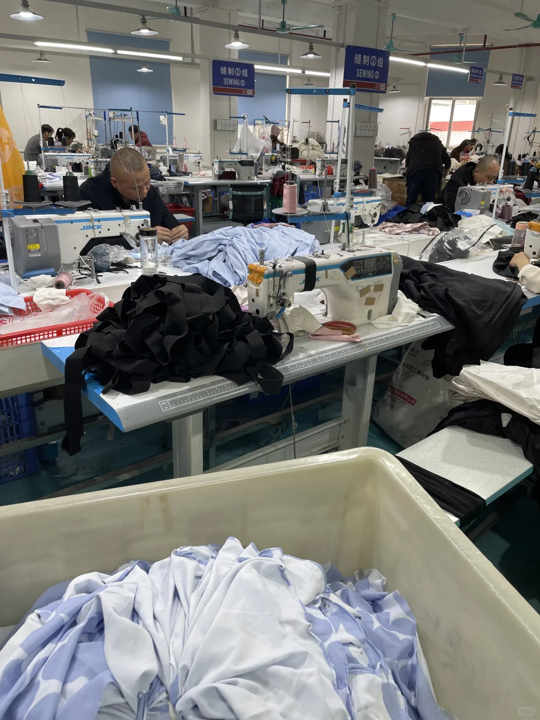 ??服装品牌开发产品找源头工厂合作