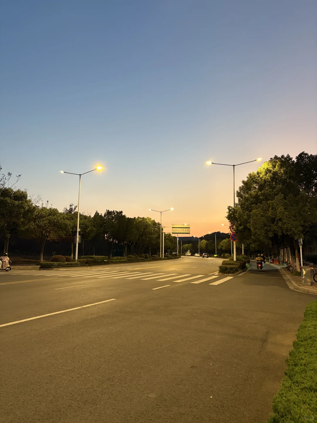 ?｜一个在图书馆悄悄落泪?的男大学生