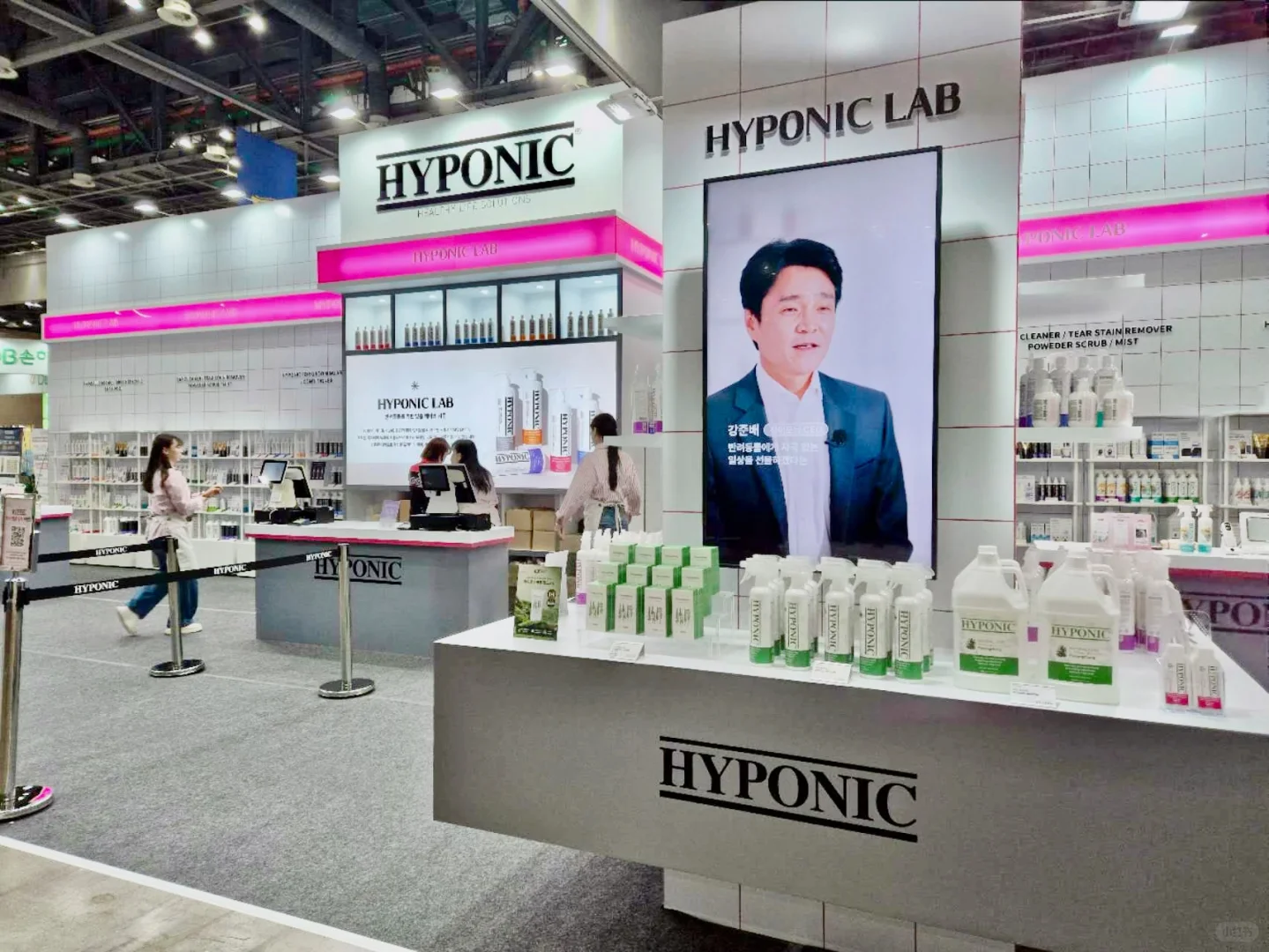 传出去，我们在??韩国最大宠物展Megazoo