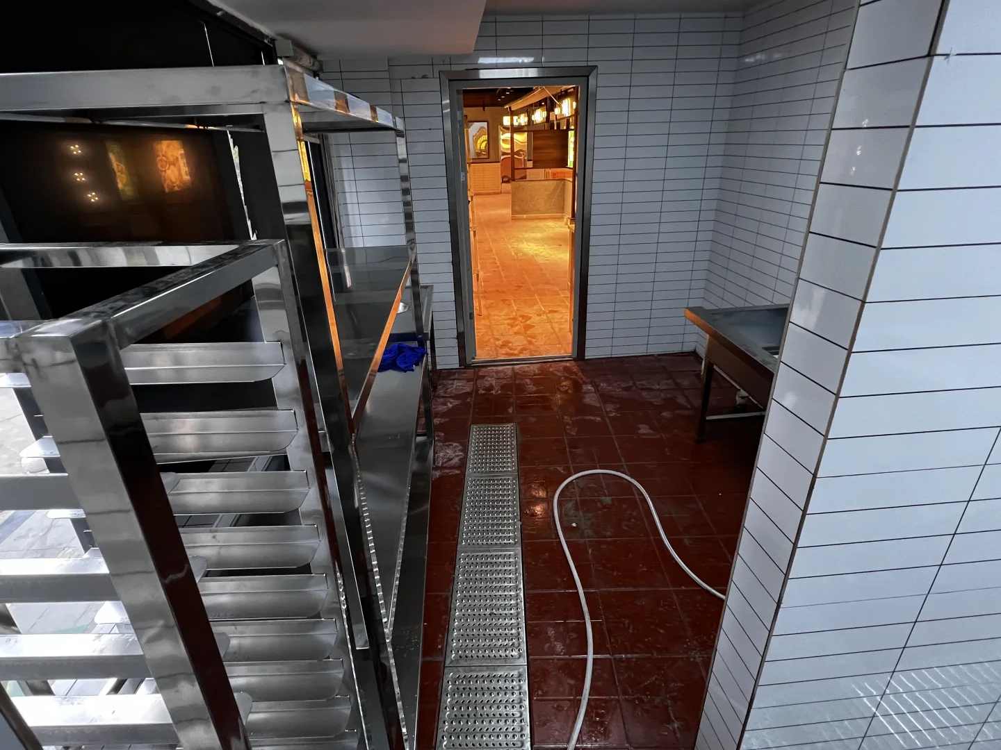 尹三顺厨房设备进场