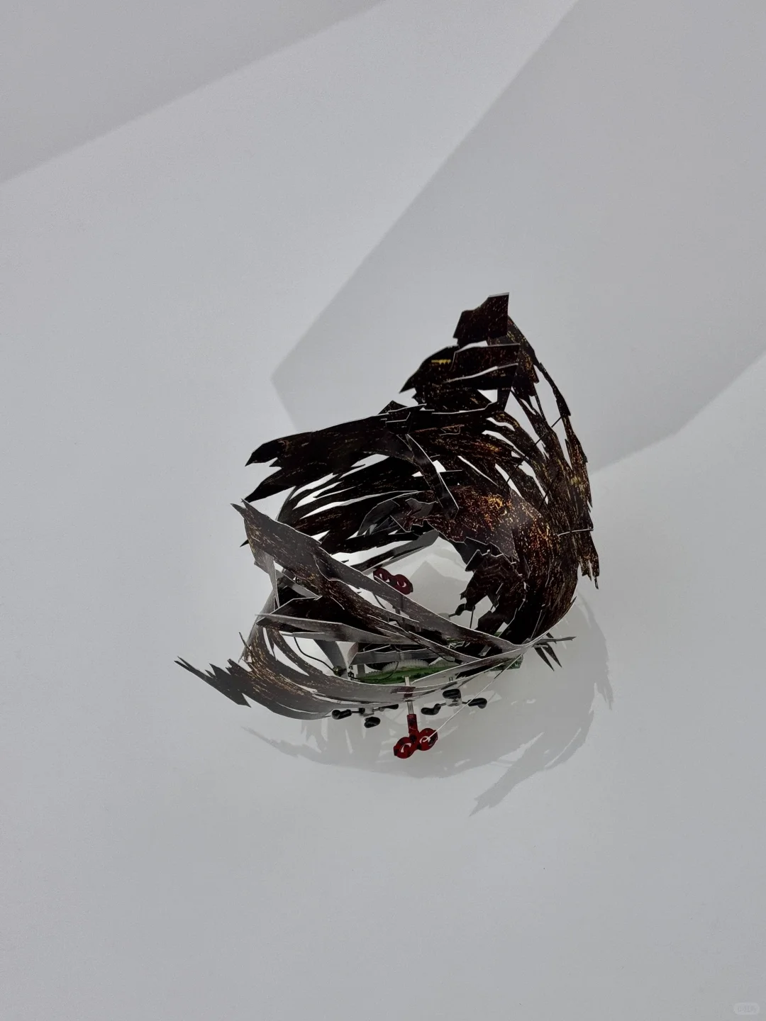 ?798新展「我借用了过去的乐观」温柔又暴力