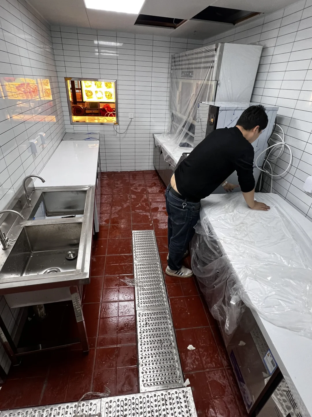 尹三顺厨房设备进场