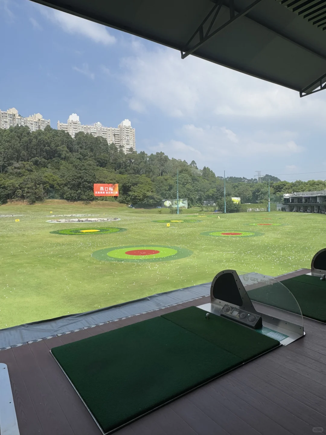 离谱?广交会带客户一边打高尔夫一边干饭……