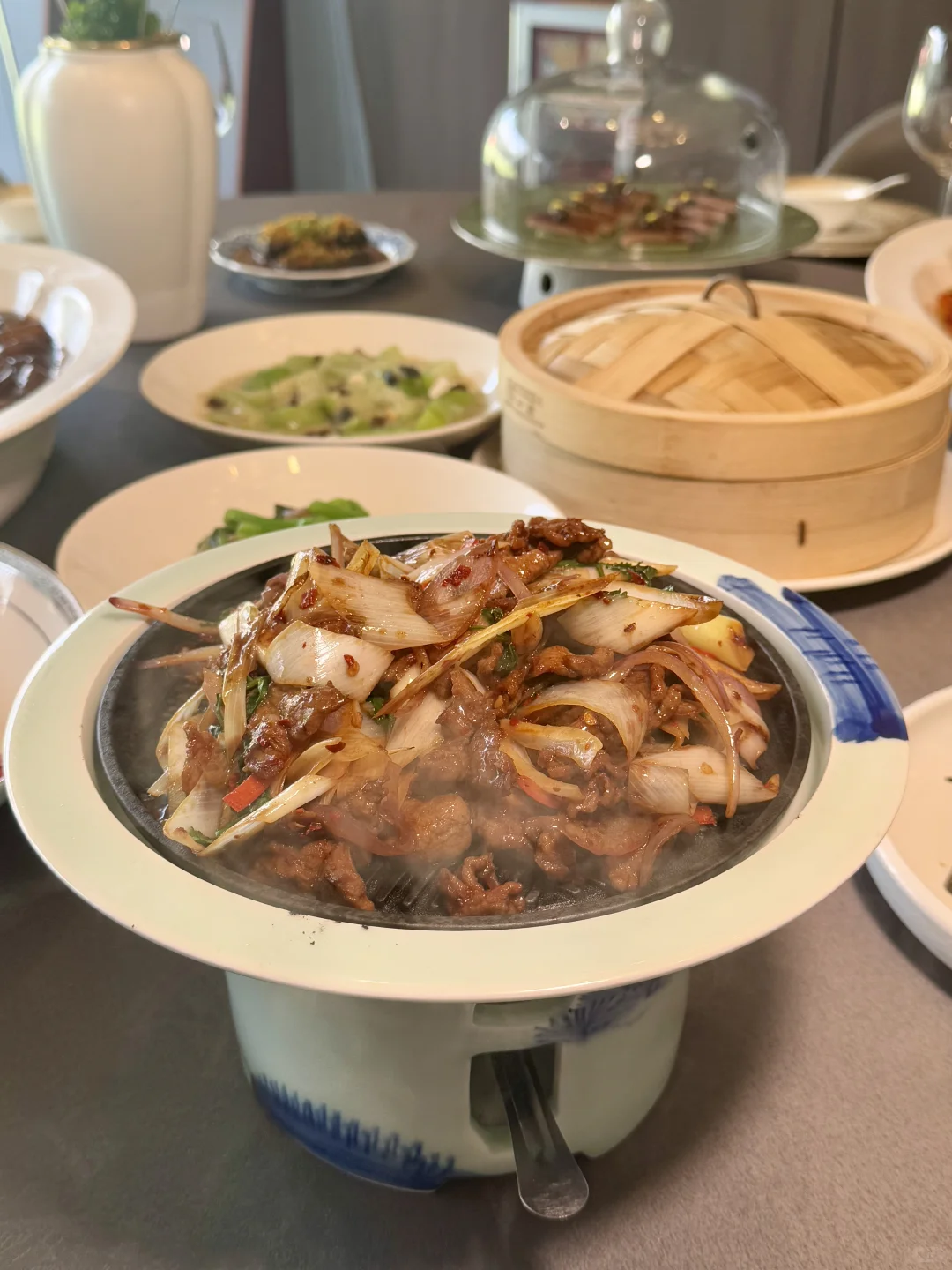 离谱?广交会带客户一边打高尔夫一边干饭……