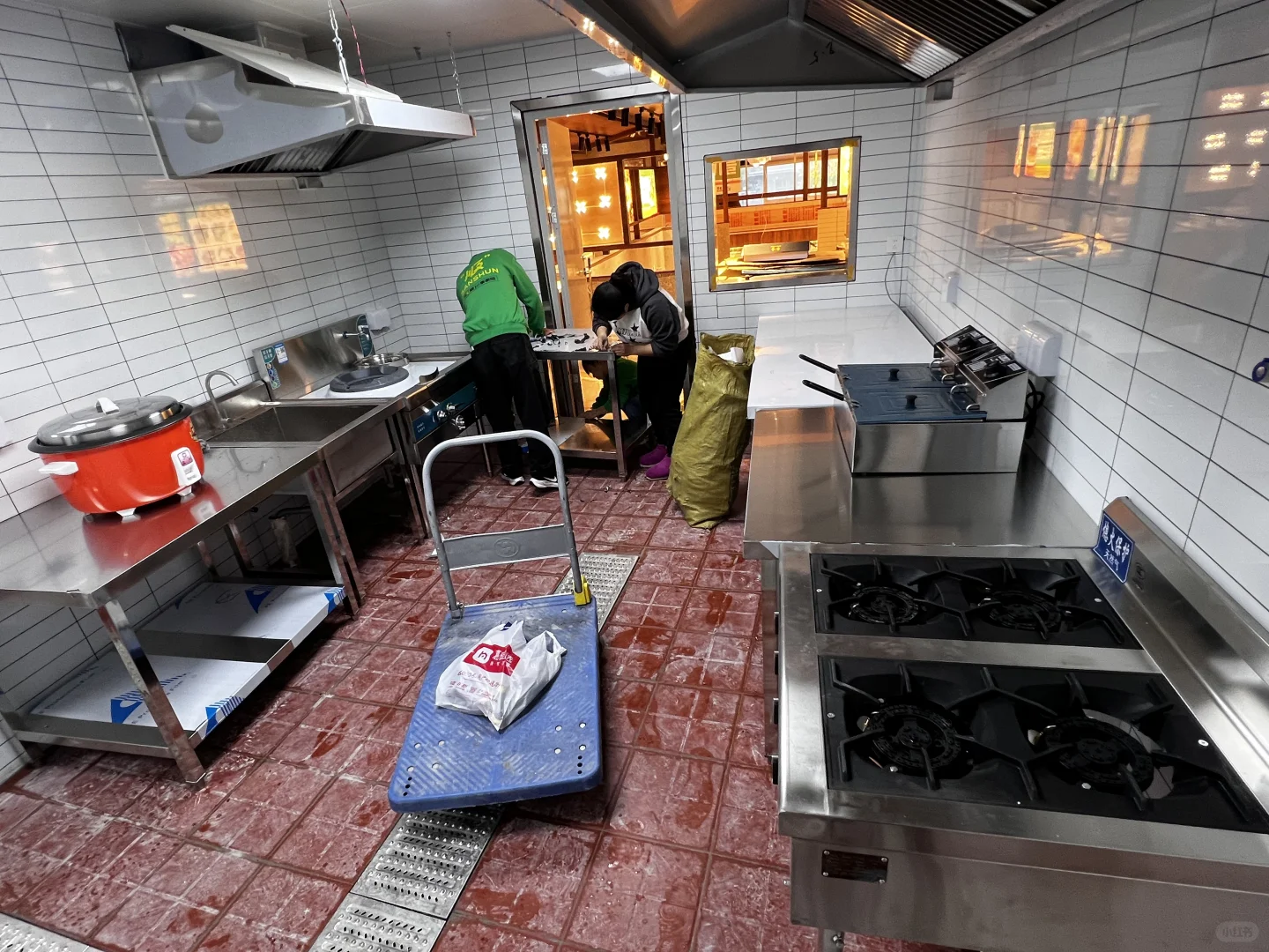 尹三顺厨房设备进场