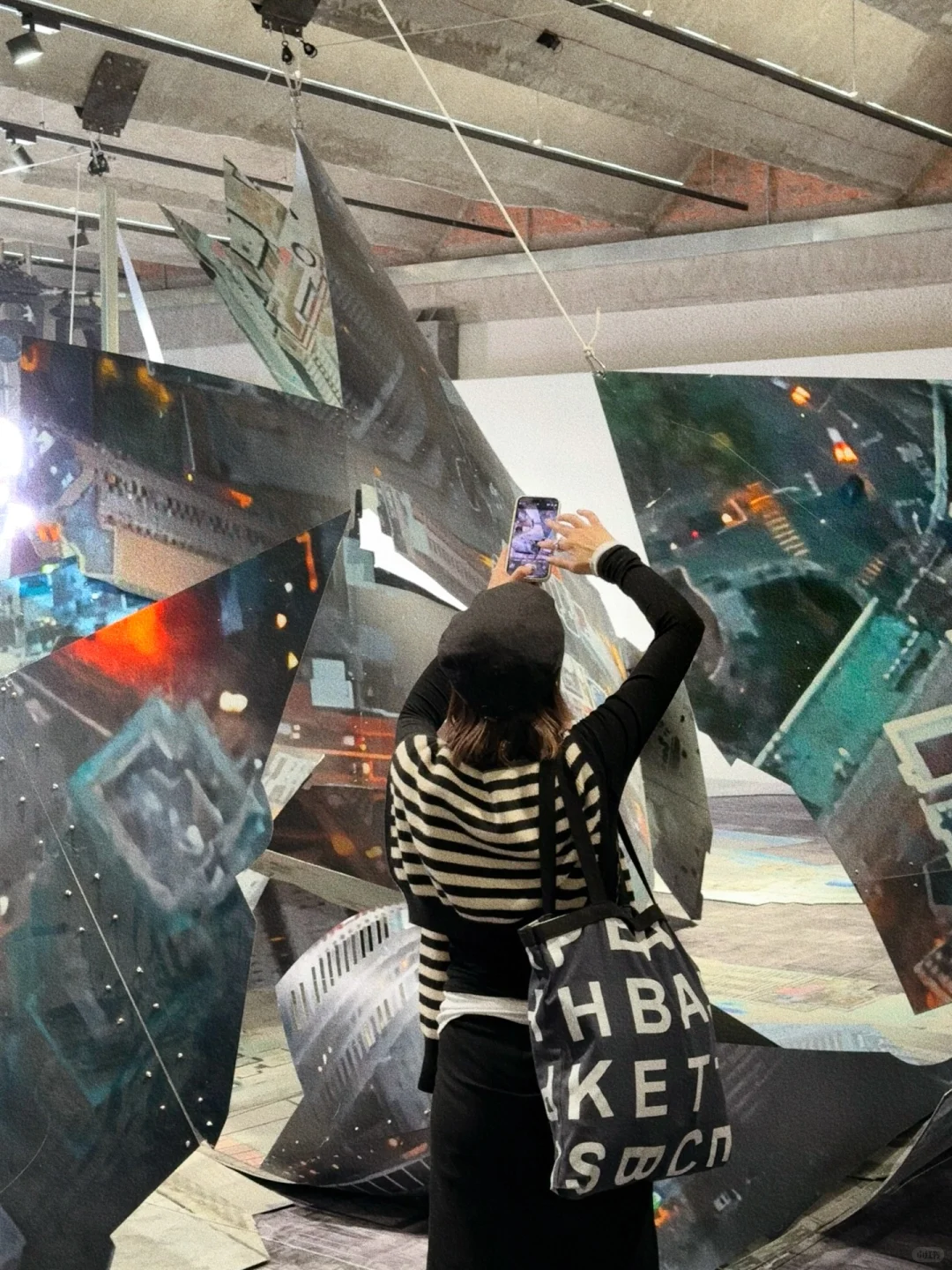 ?798新展「我借用了过去的乐观」温柔又暴力