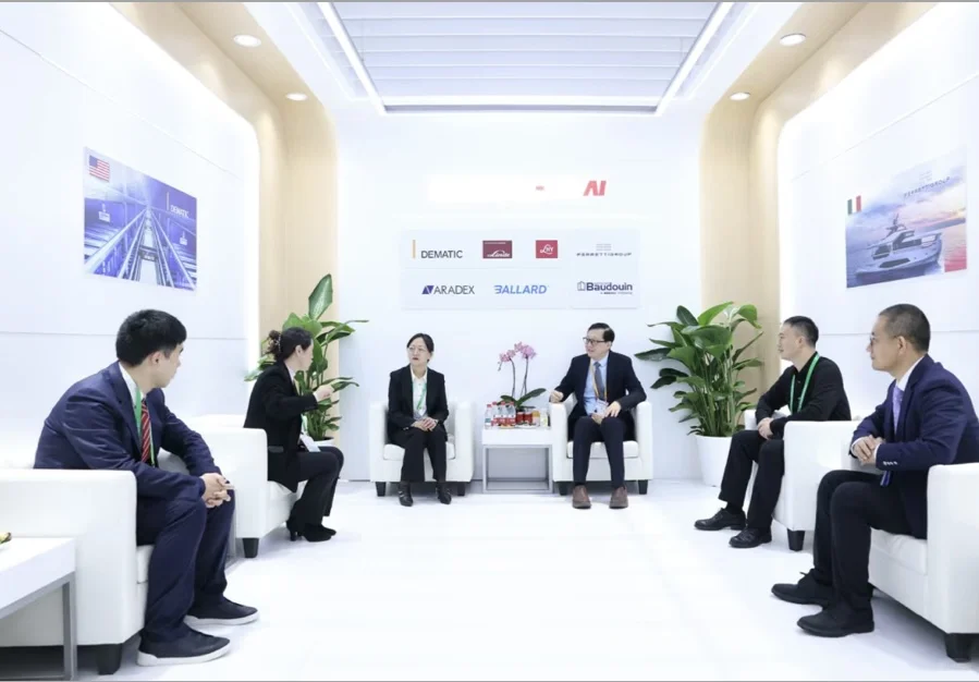 上海进博会签约女主持