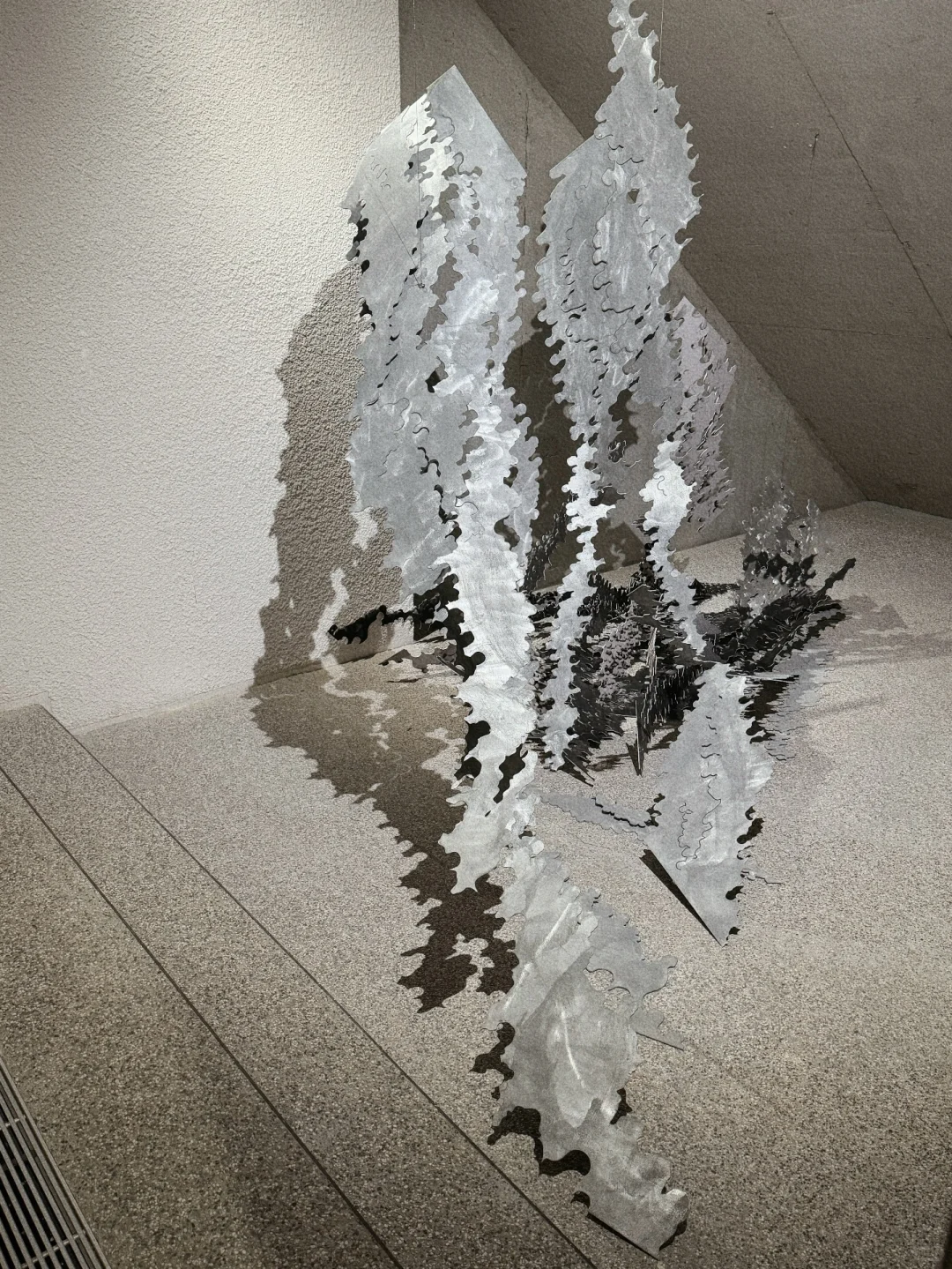 ?798新展「我借用了过去的乐观」温柔又暴力