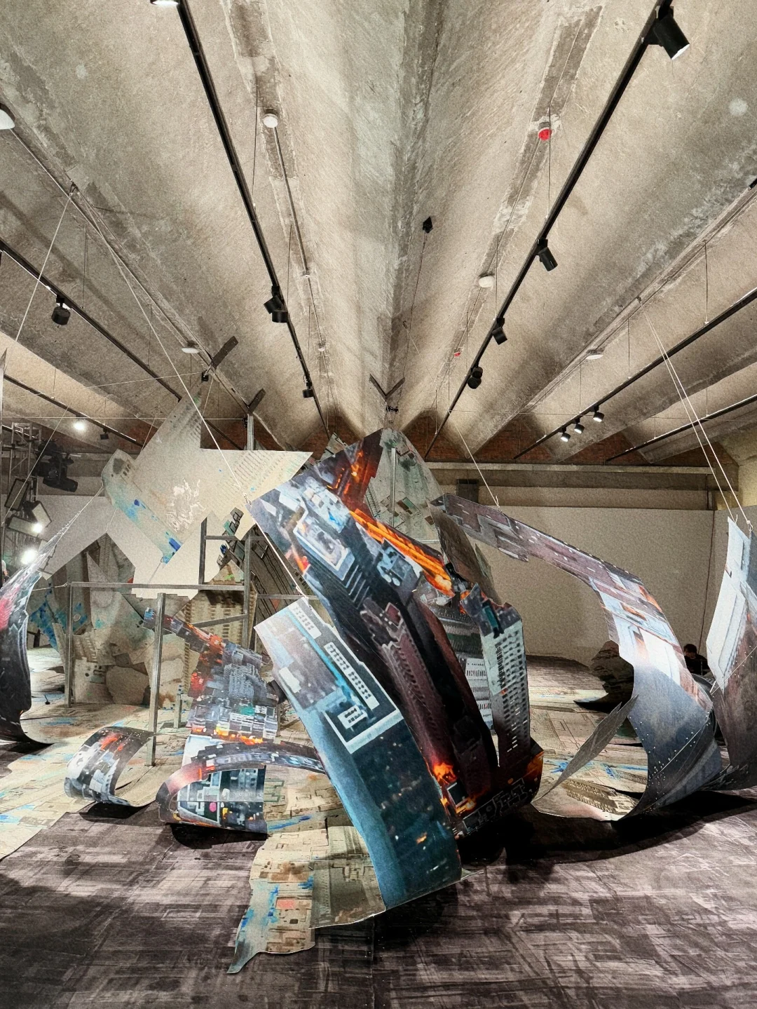 ?798新展「我借用了过去的乐观」温柔又暴力