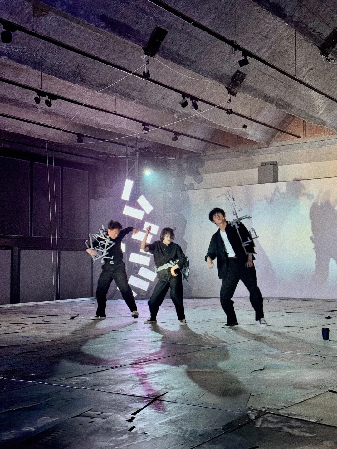 ?798新展「我借用了过去的乐观」温柔又暴力