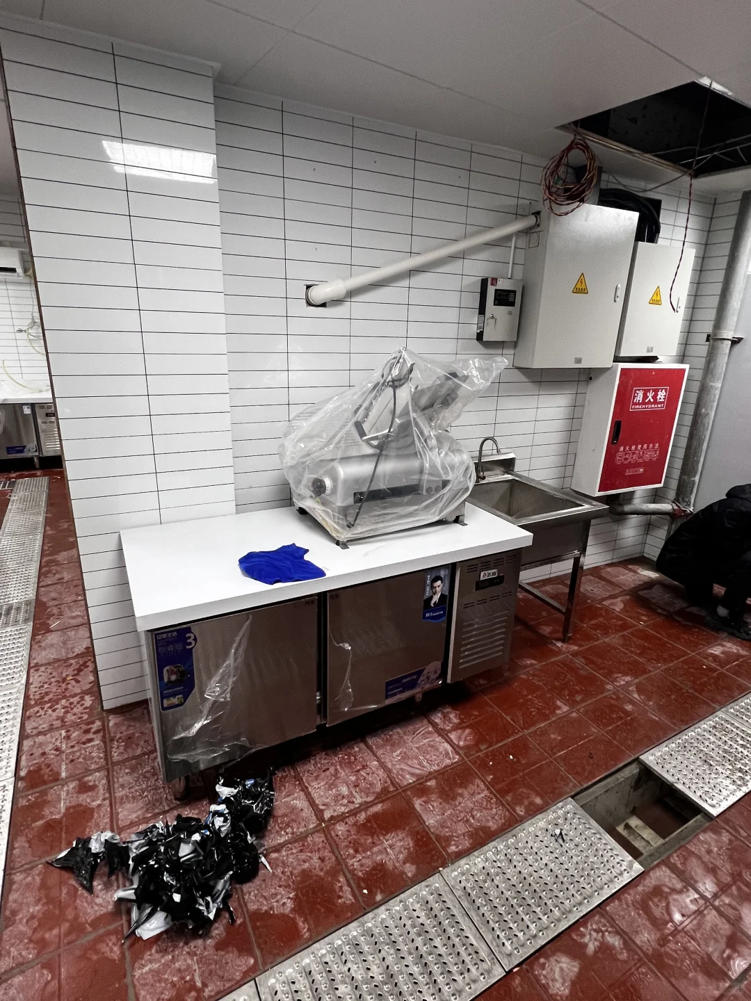 尹三顺厨房设备进场