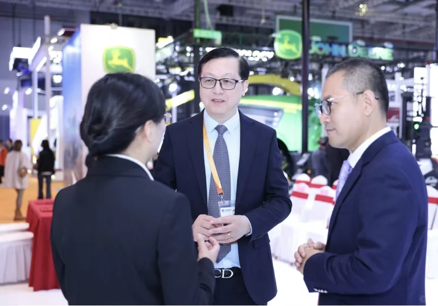 上海进博会签约女主持