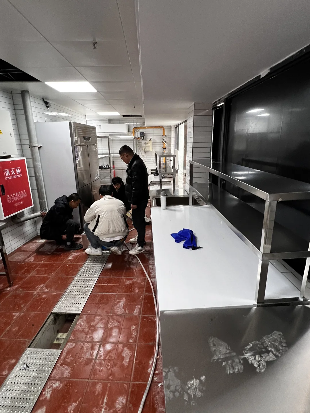 尹三顺厨房设备进场