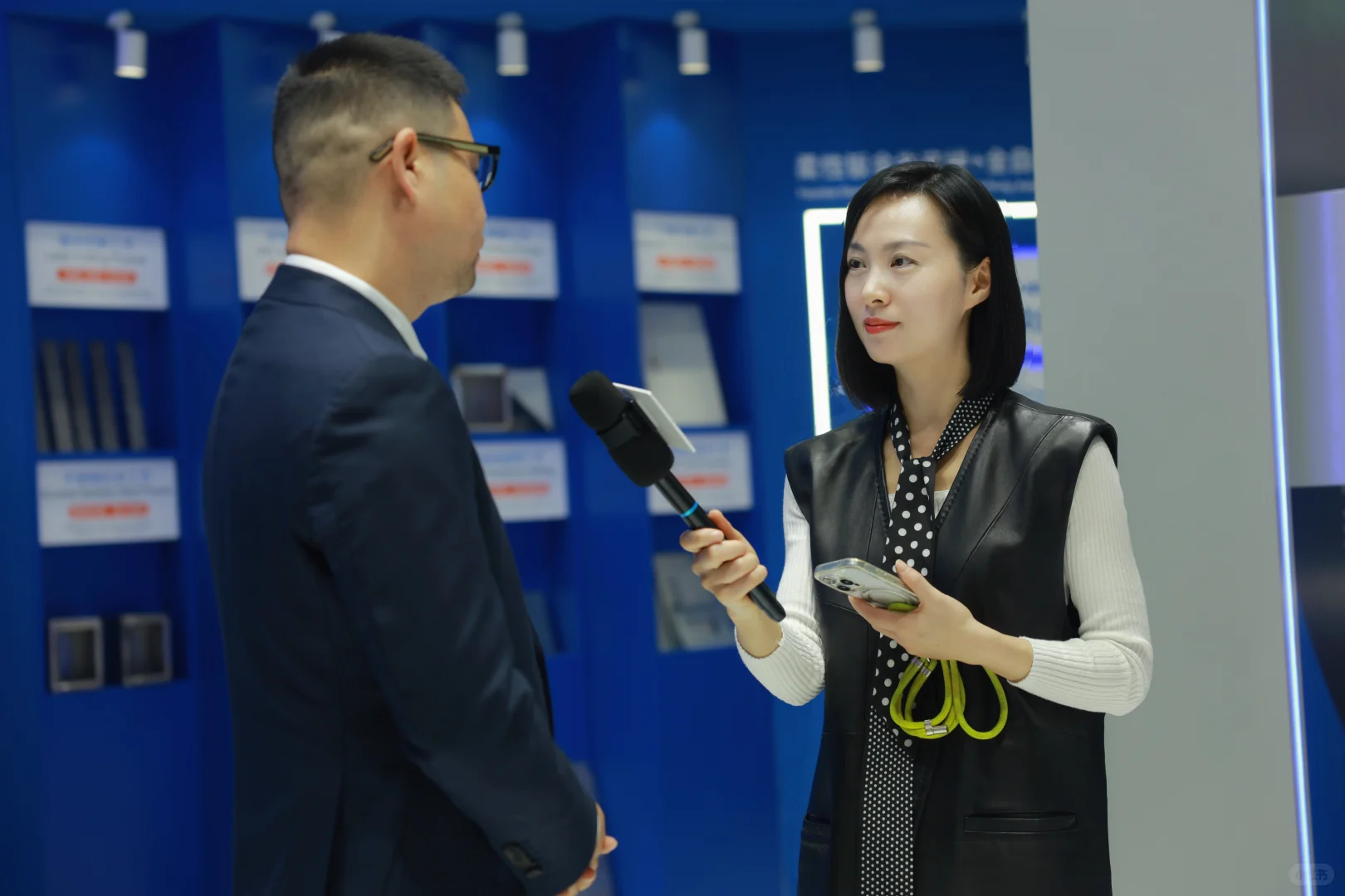 很少穿正装的猫叔在展会现场接受采访！