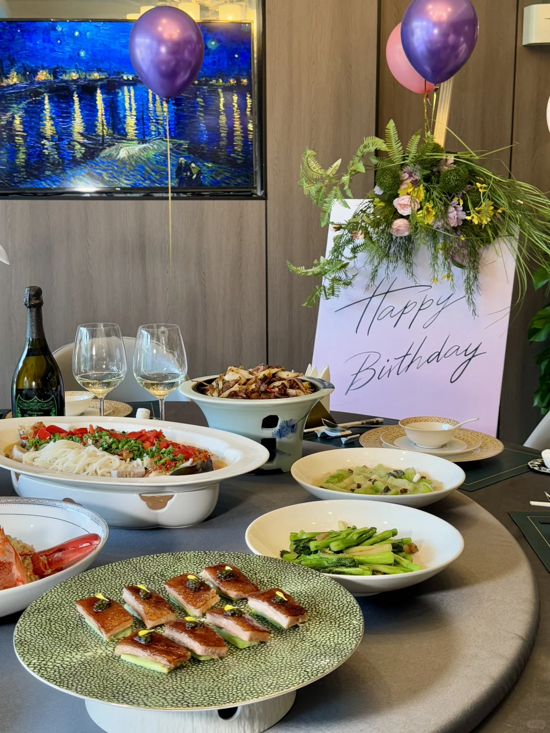 离谱?广交会带客户一边打高尔夫一边干饭……