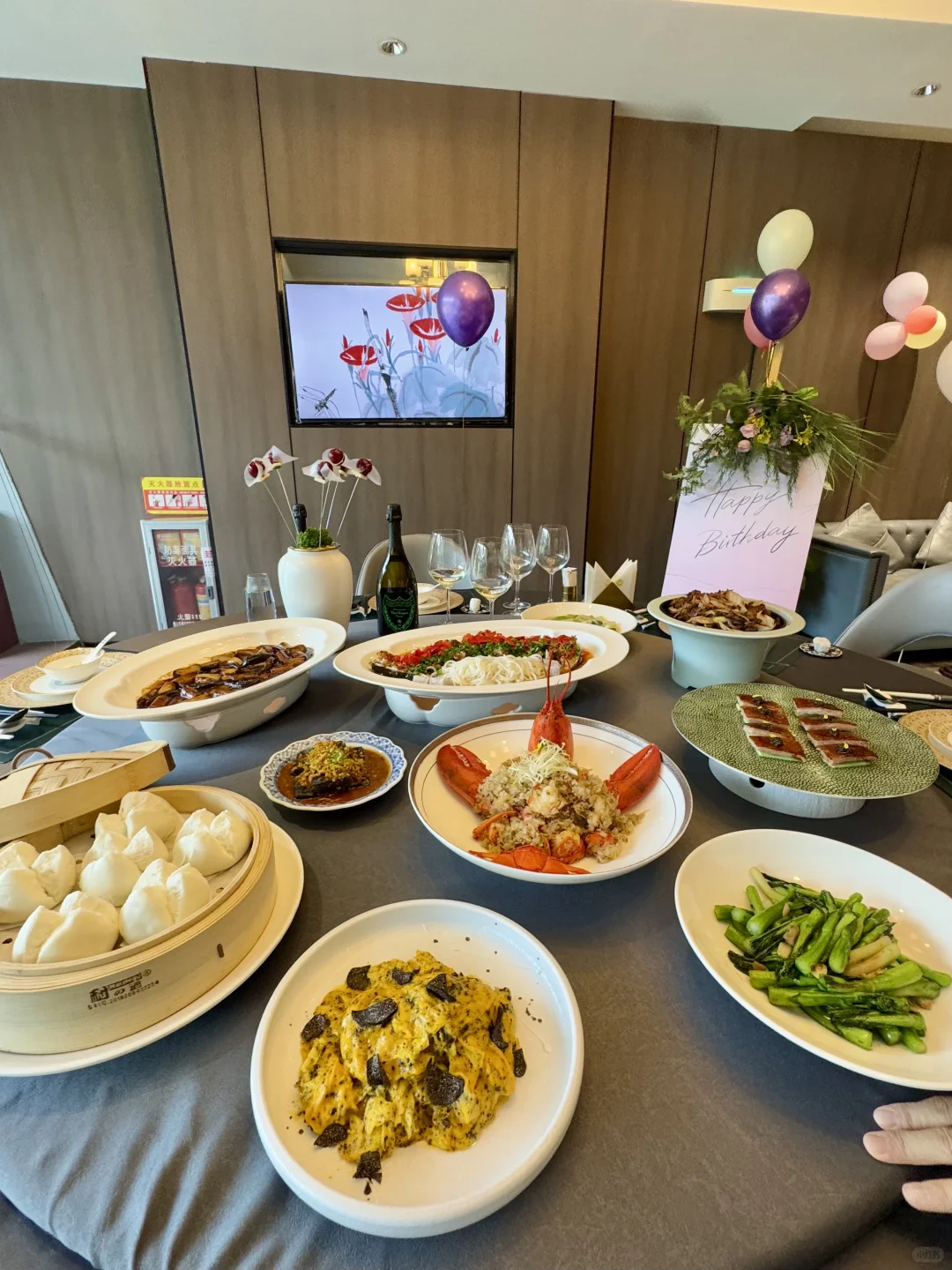 离谱?广交会带客户一边打高尔夫一边干饭……