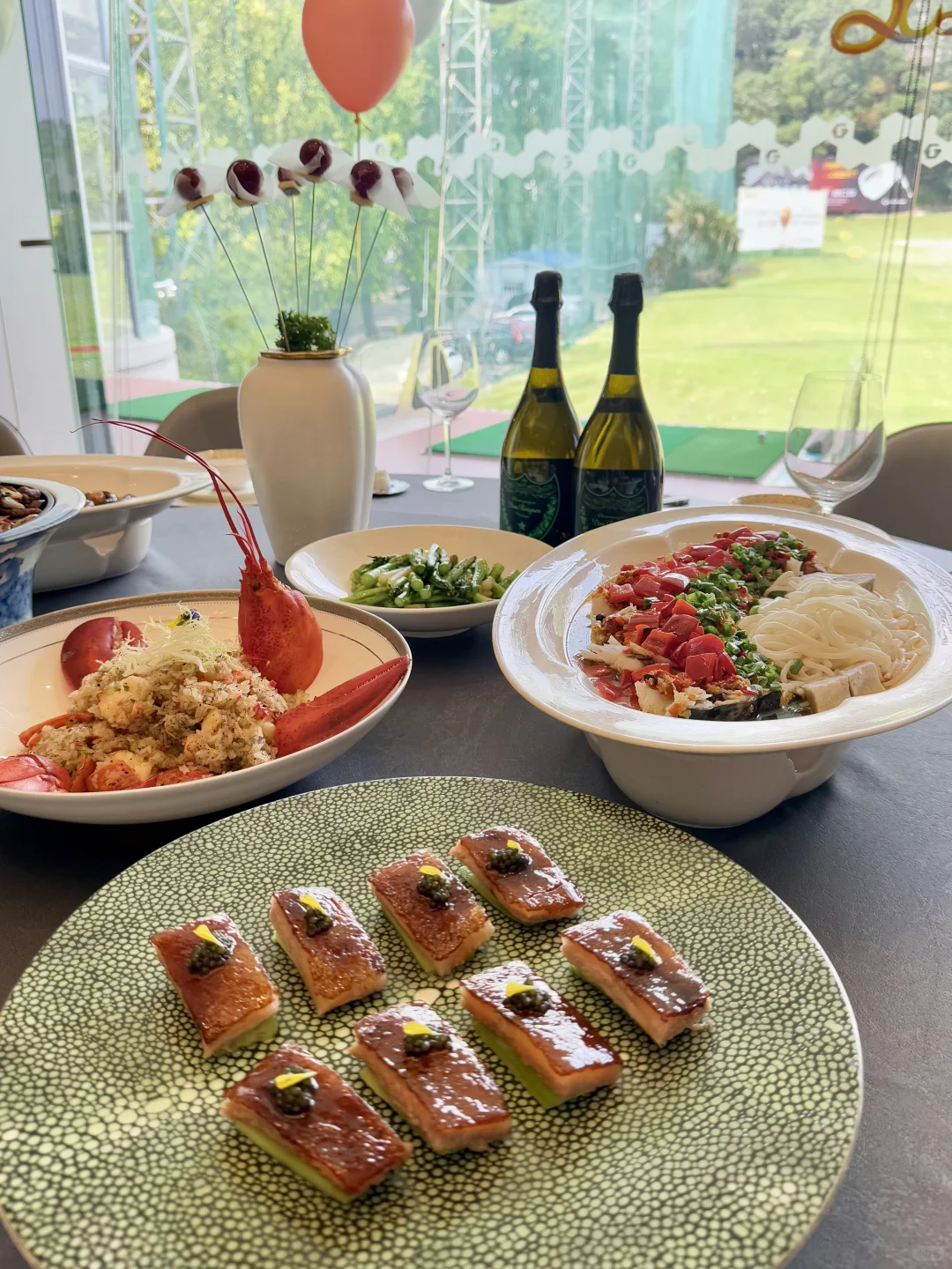 离谱?广交会带客户一边打高尔夫一边干饭……