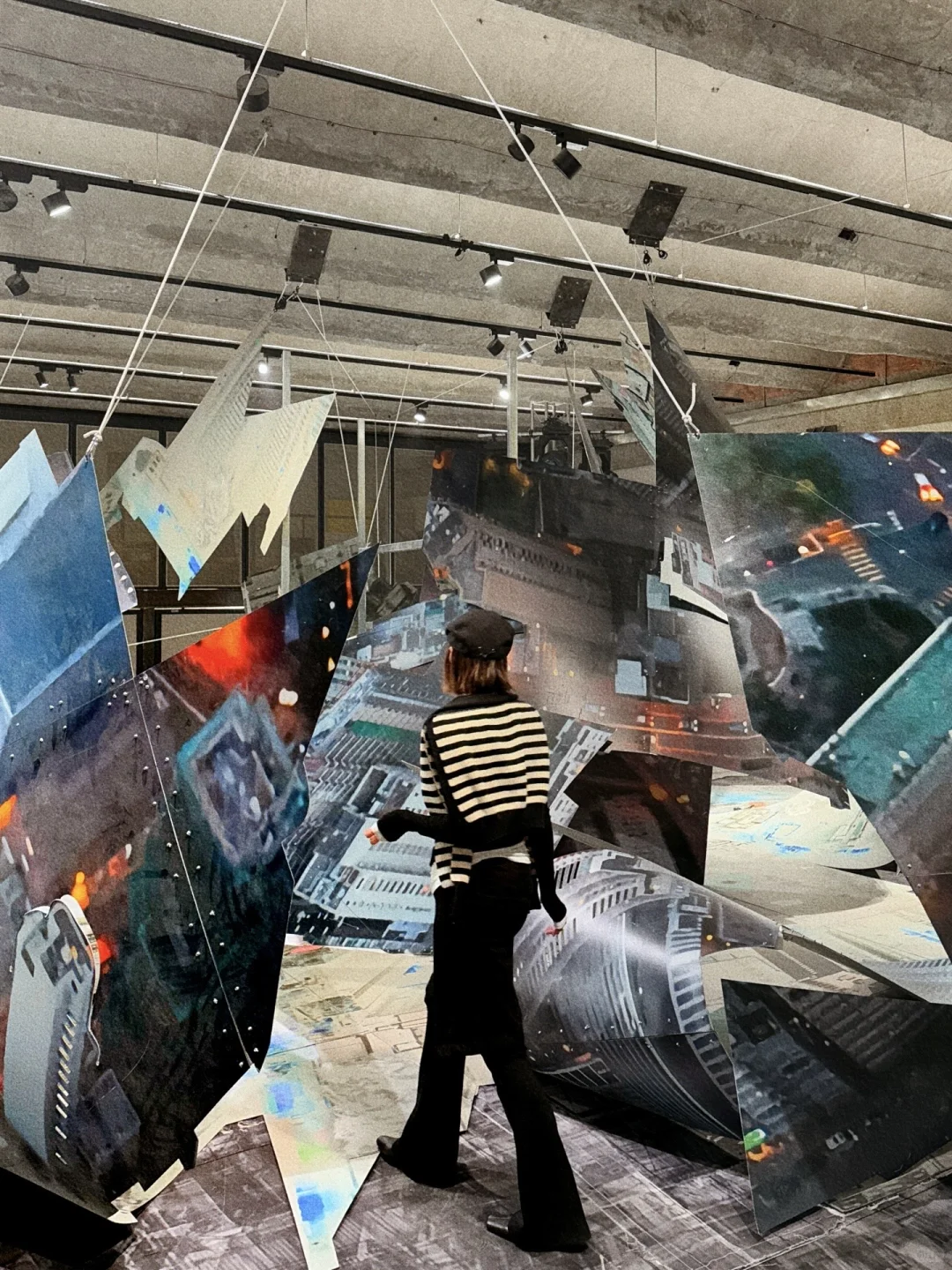 ?798新展「我借用了过去的乐观」温柔又暴力