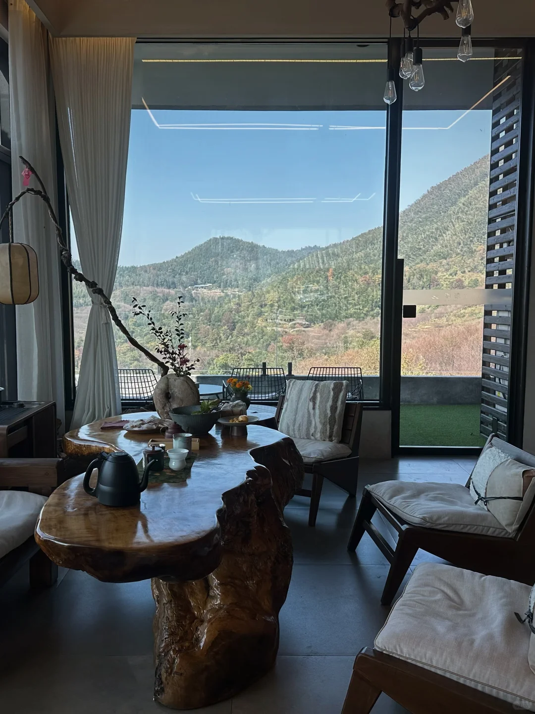 把身体泡进热汤里，假装我们不是老师