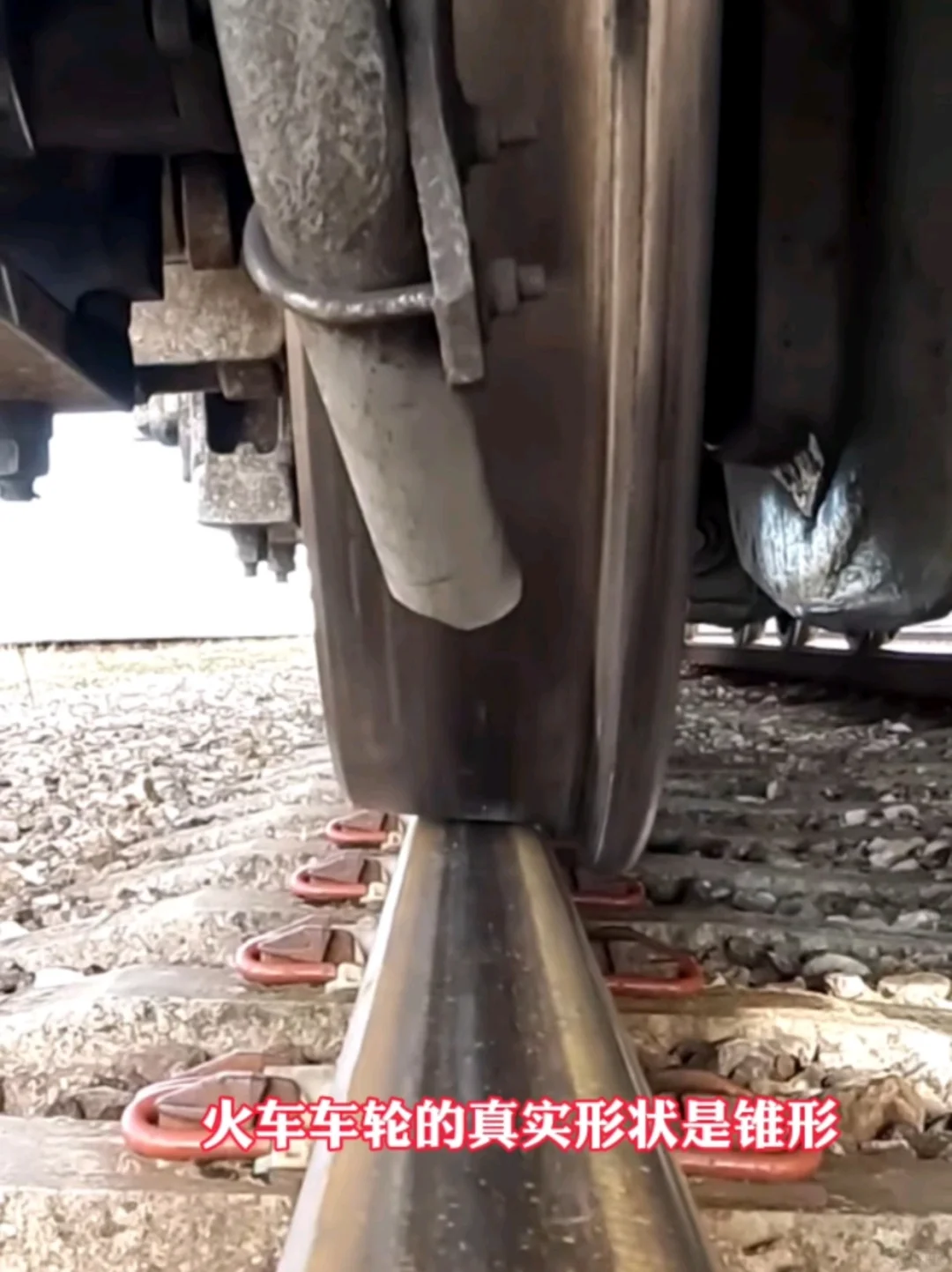 火车为啥用铁轮子？答案在这