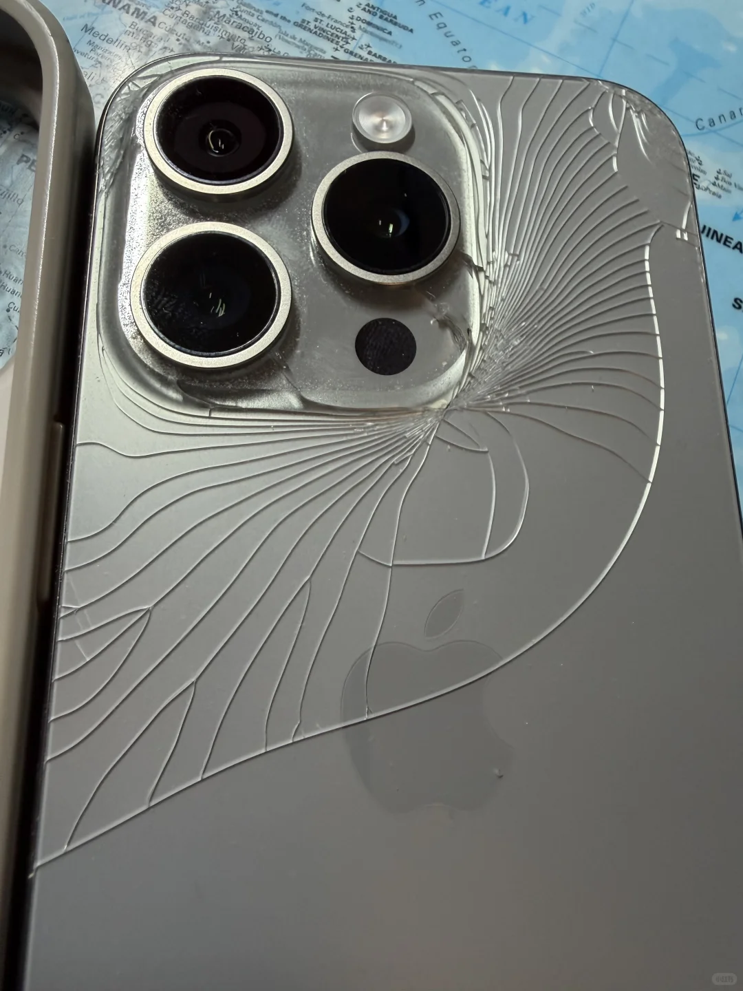 ?【求助】iPhone 背板玻璃摔碎了！上海哪里修