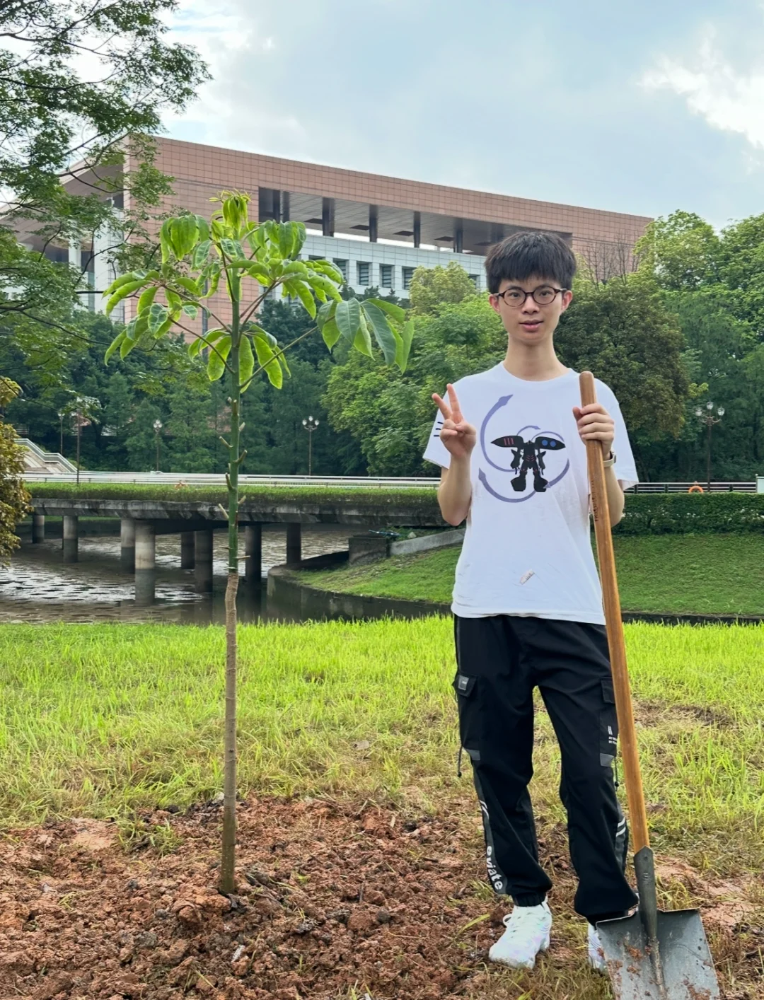 中大研三 ｜ 参加植树活动了?