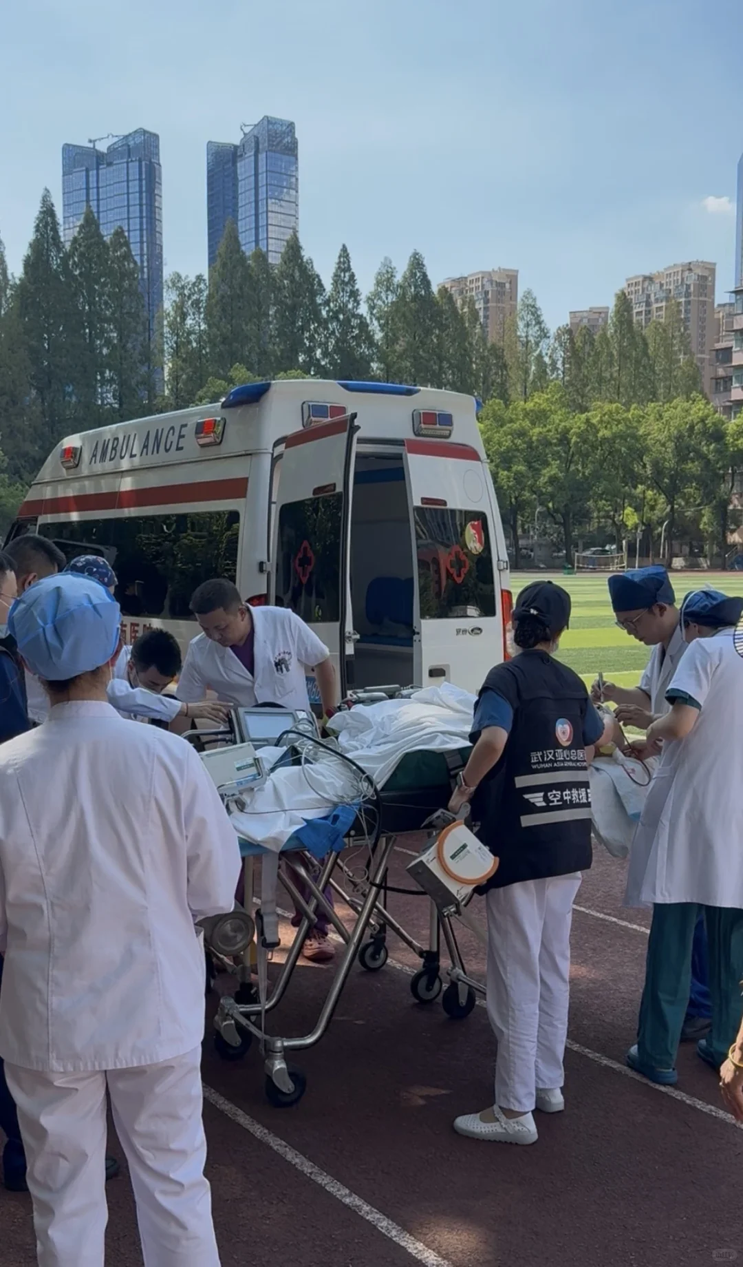 一架飞机紧急降落武大操场！