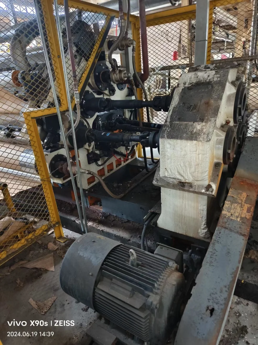 出售旧的单面瓦楞机 液压支架 切纸机 。