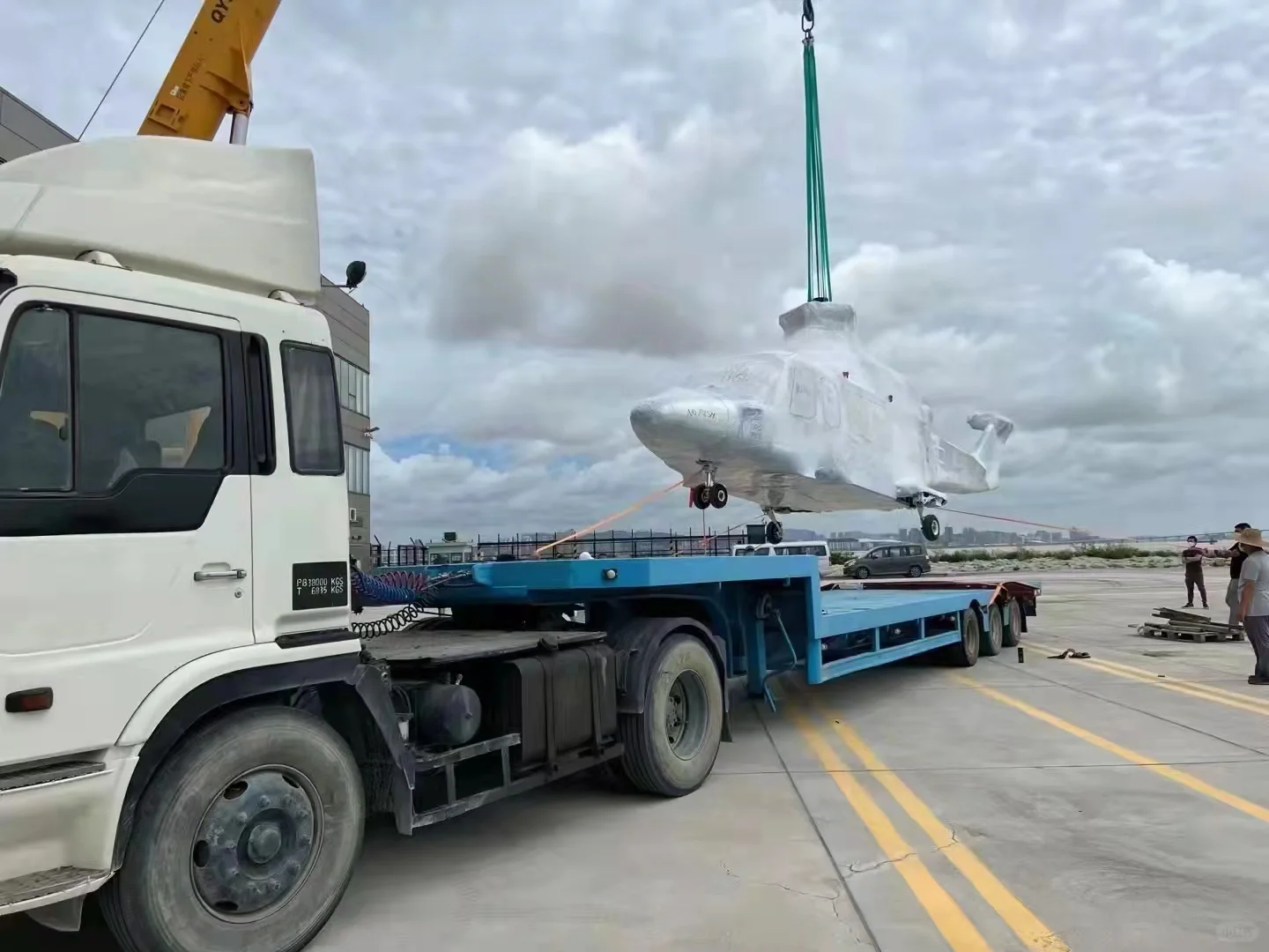 汽车拉飞机?直升机进出口吊装