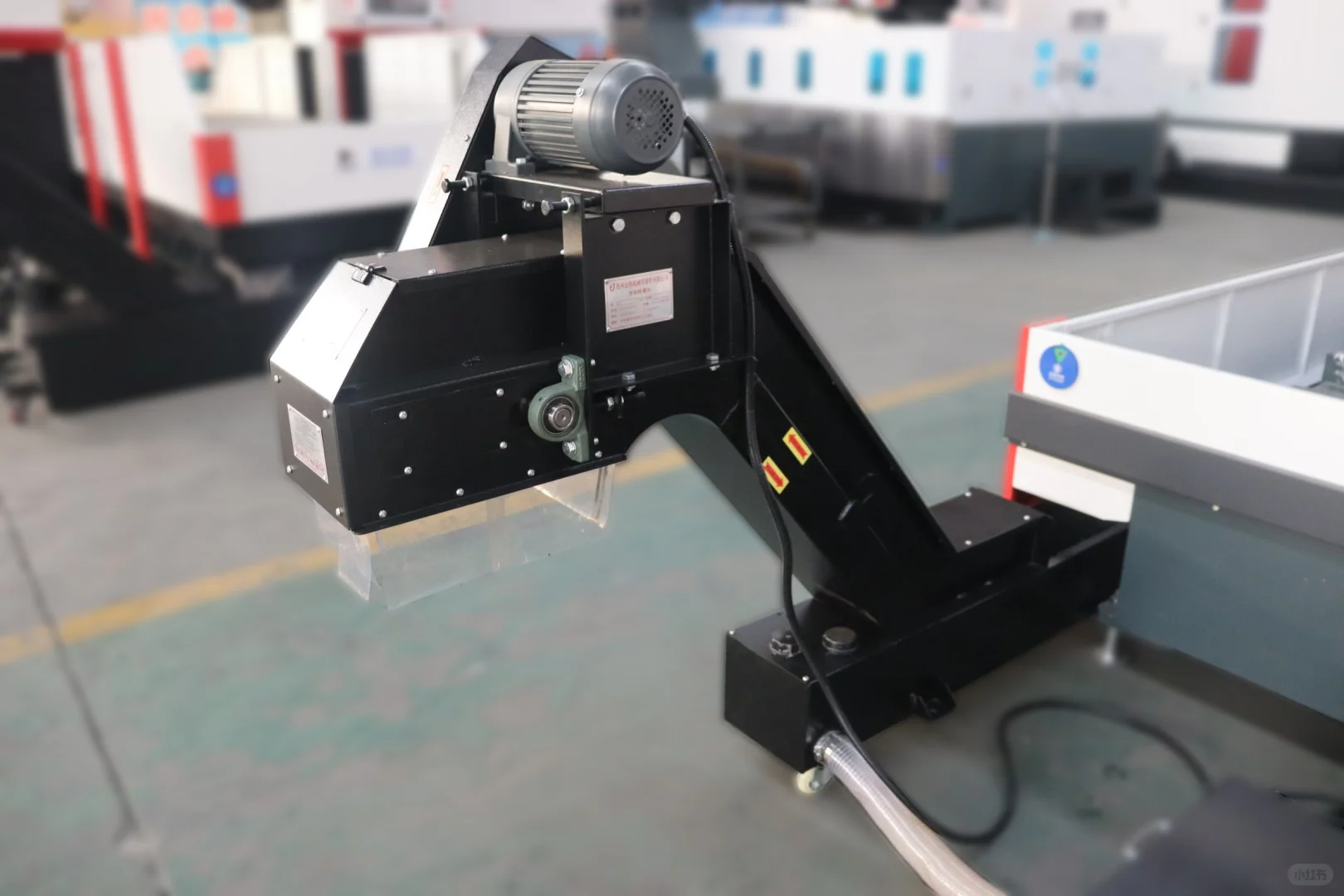 数控加工中心配备自动排屑装置的具体优势