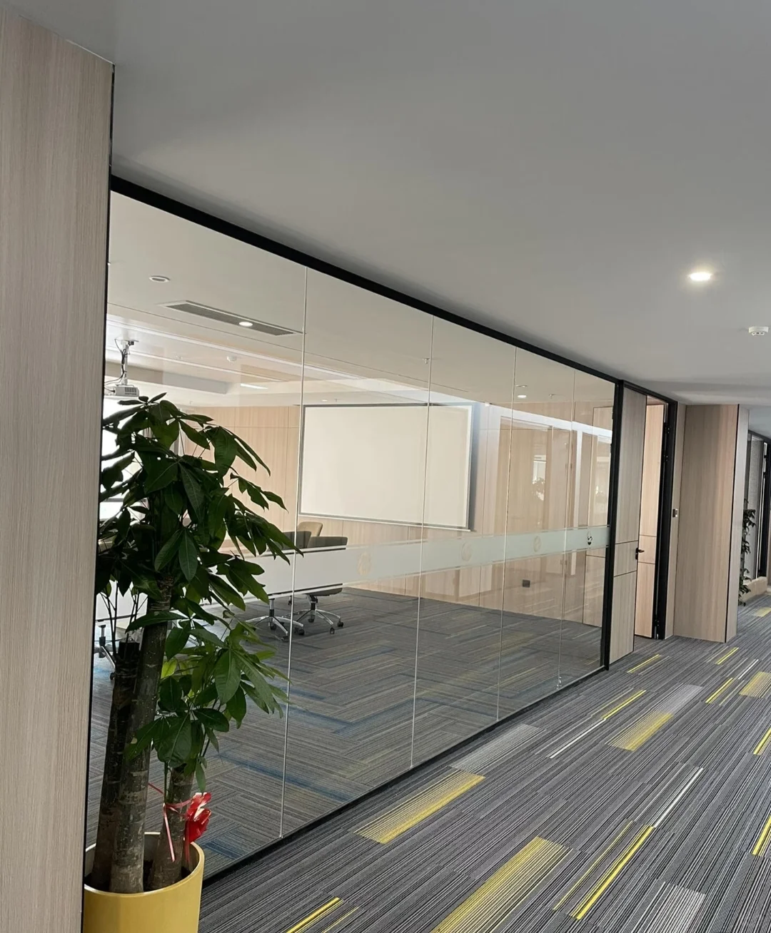 设计师最喜欢的极简风办公室玻璃隔断设计
